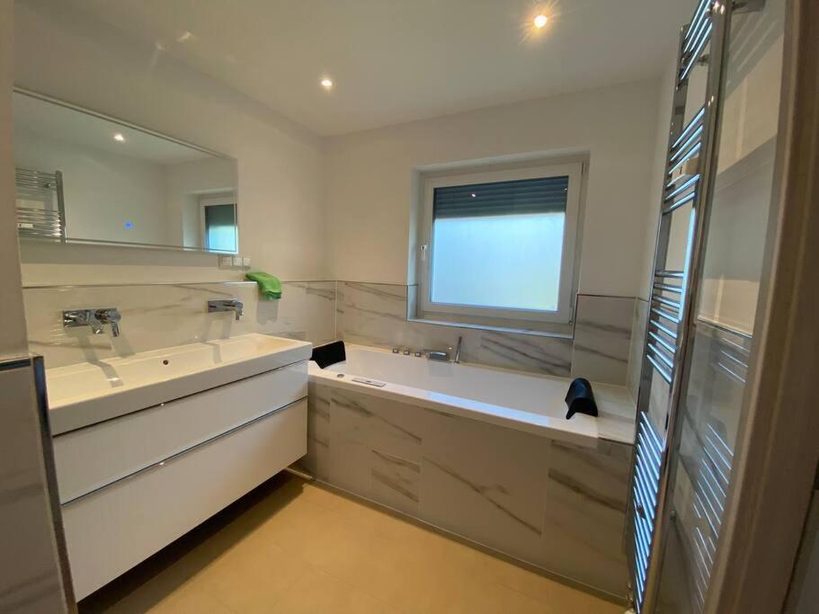 Luxury Apartment With Air Conditioning & Jaccuzzi Near Frankfurt Wiesbaden Hofheim am Taunus Exterior photo